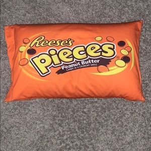 Reese pillow